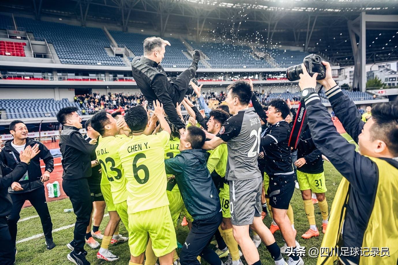 以四川球迷, 他们是投入, 在这个好成 以四川球迷, 他们是投入, 在这个好成